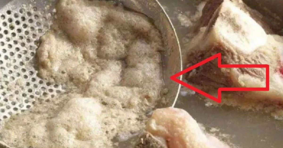 Lớp bọt nổi lên khi hầm xương là dưỡng chất hay tạp chất, có nên vớt bỏ?