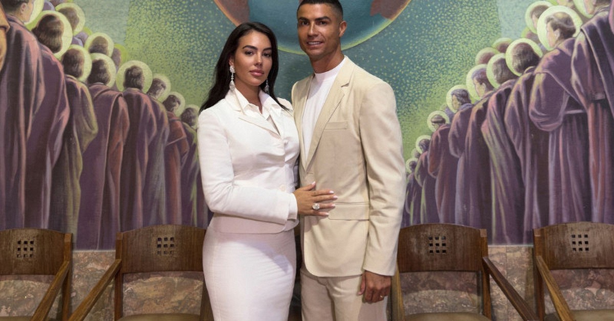 Ảnh cưới nét căng bên trong hôn lễ của vợ chồng Ronaldo chính thức được hé lộ