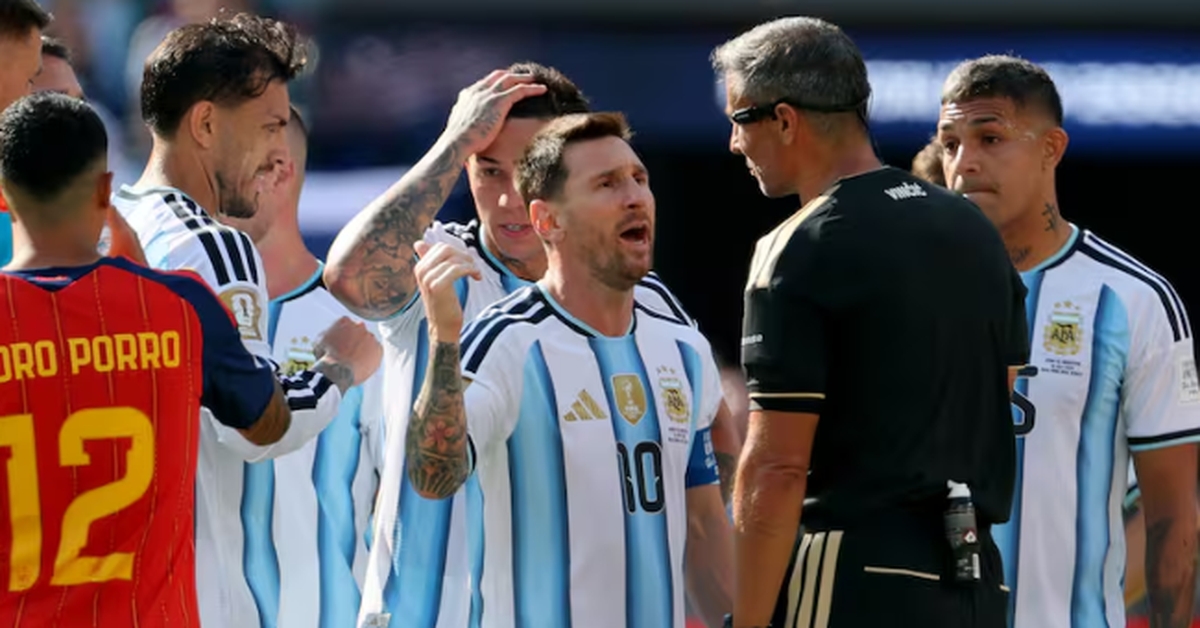 3 triệu người xem video chưa từng công bố hé lộ câu nói cực gắt của trọng tài với Messi ở chung kết World Cup