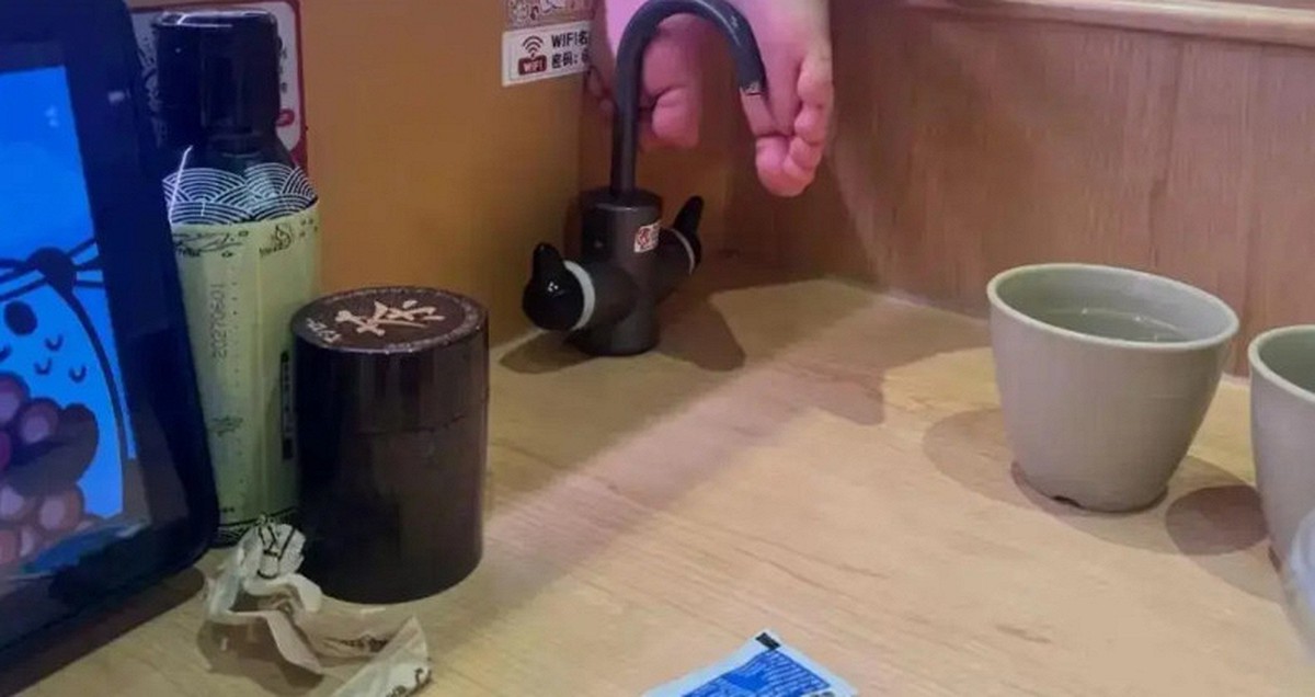 Bé trai giẫm chân lên vòi nước uống ở nhà hàng: “Trẻ con biết gì đâu” - Câu nói đã làm hỏng biết bao đứa trẻ!