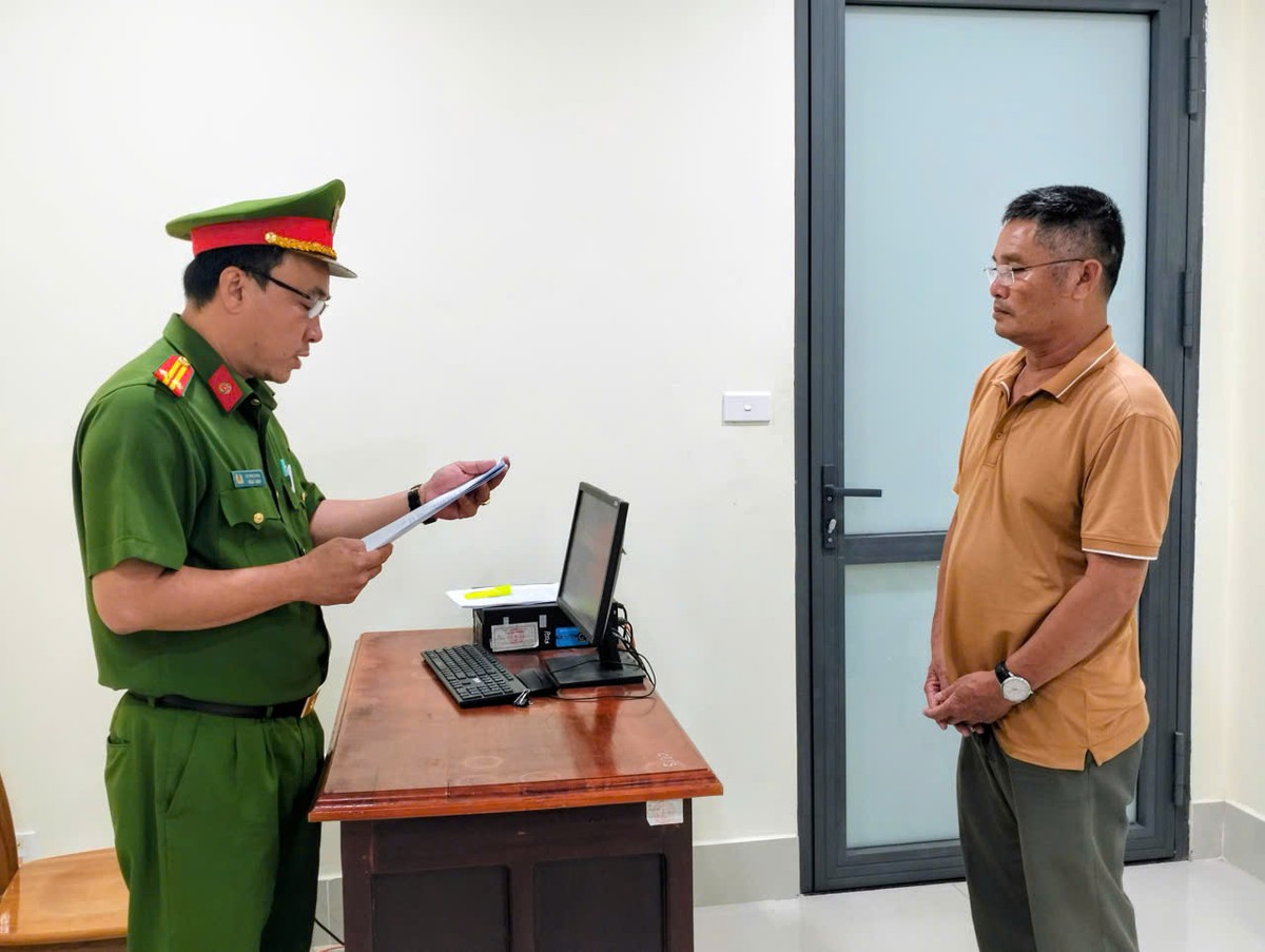 Khởi tố người đàn ông SN 1969 sau khi mua 11 hóa đơn