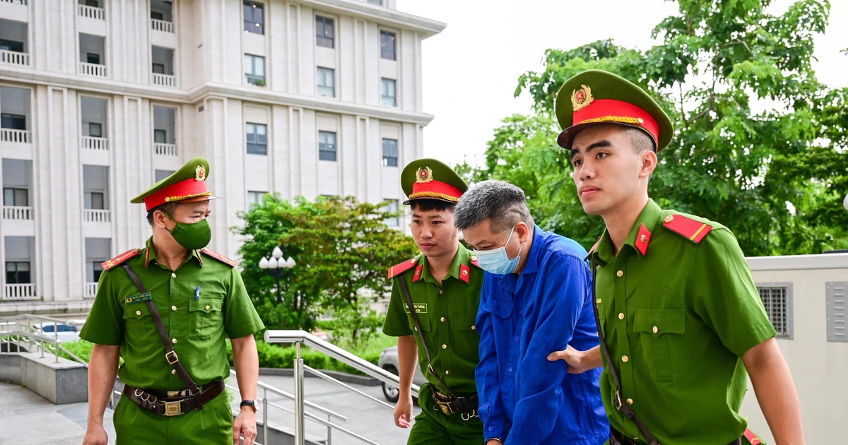 Cảnh sát dẫn giải cựu Thứ trưởng Nguyễn Bá Hoan và đồng phạm đến tòa