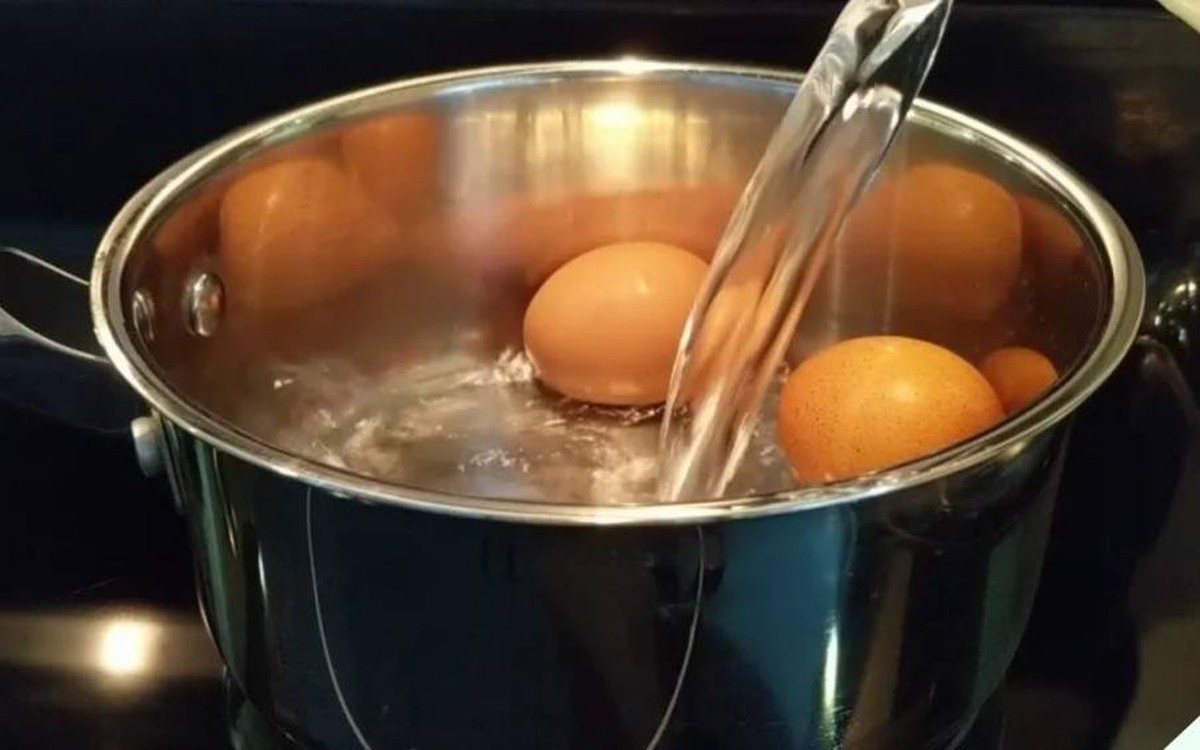 Vì sao không nên đổ nước lạnh vào trứng vừa luộc xong?