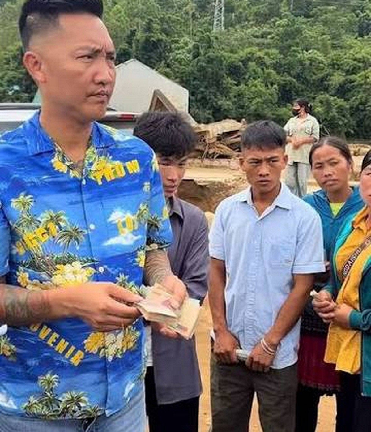 Cách Huấn "Hoa Hồng" trao tiền từ thiện, có dấu hiệu sử dụng sai mục đích