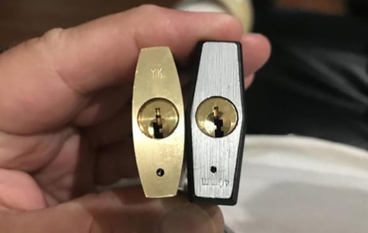 Vì sao trên các ổ khóa thường có 1 chiếc lỗ nhỏ siêu nhỏ?