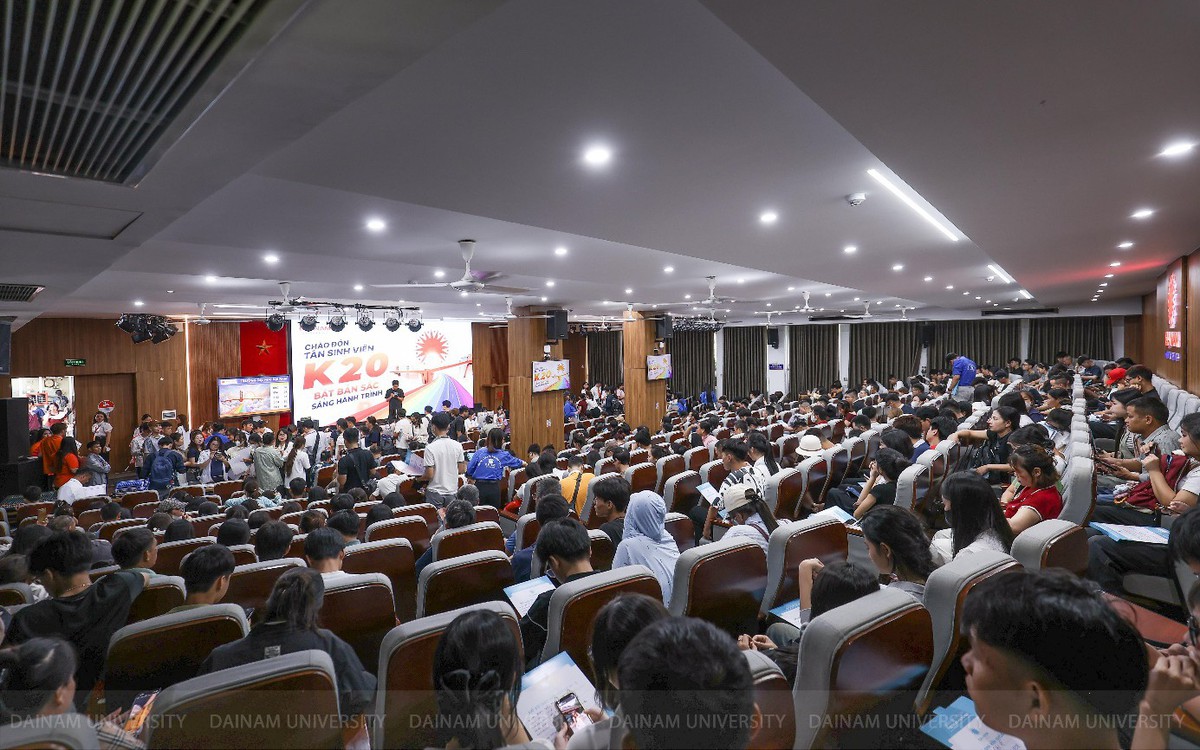 Tân sinh viên “chạm nghề” ngay ngày nhập học, bật bản sắc - sáng hành trình tại Đại học Đại Nam