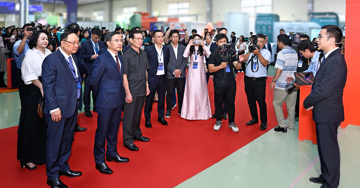 SHB SAHA Shop gây ấn tượng tại sự kiện Chuyển đổi số ngành Ngân hàng 2026