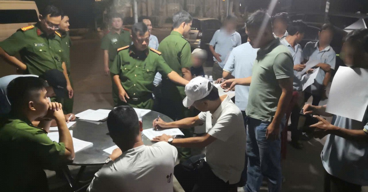 Công an kiểm tra một bãi xe lúc 4 giờ 30 phút