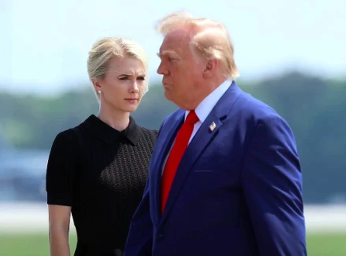 Nữ trợ lý của Tổng thống Trump bỗng dưng thành tâm điểm chú ý sau vụ bí mật đổi máy bay