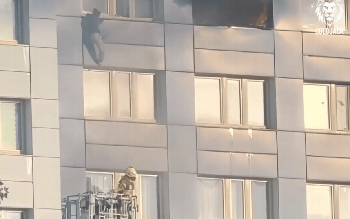 VIDEO: Người phụ nữ nhảy xuống từ tầng 11 tòa nhà chung cư đang bốc cháy