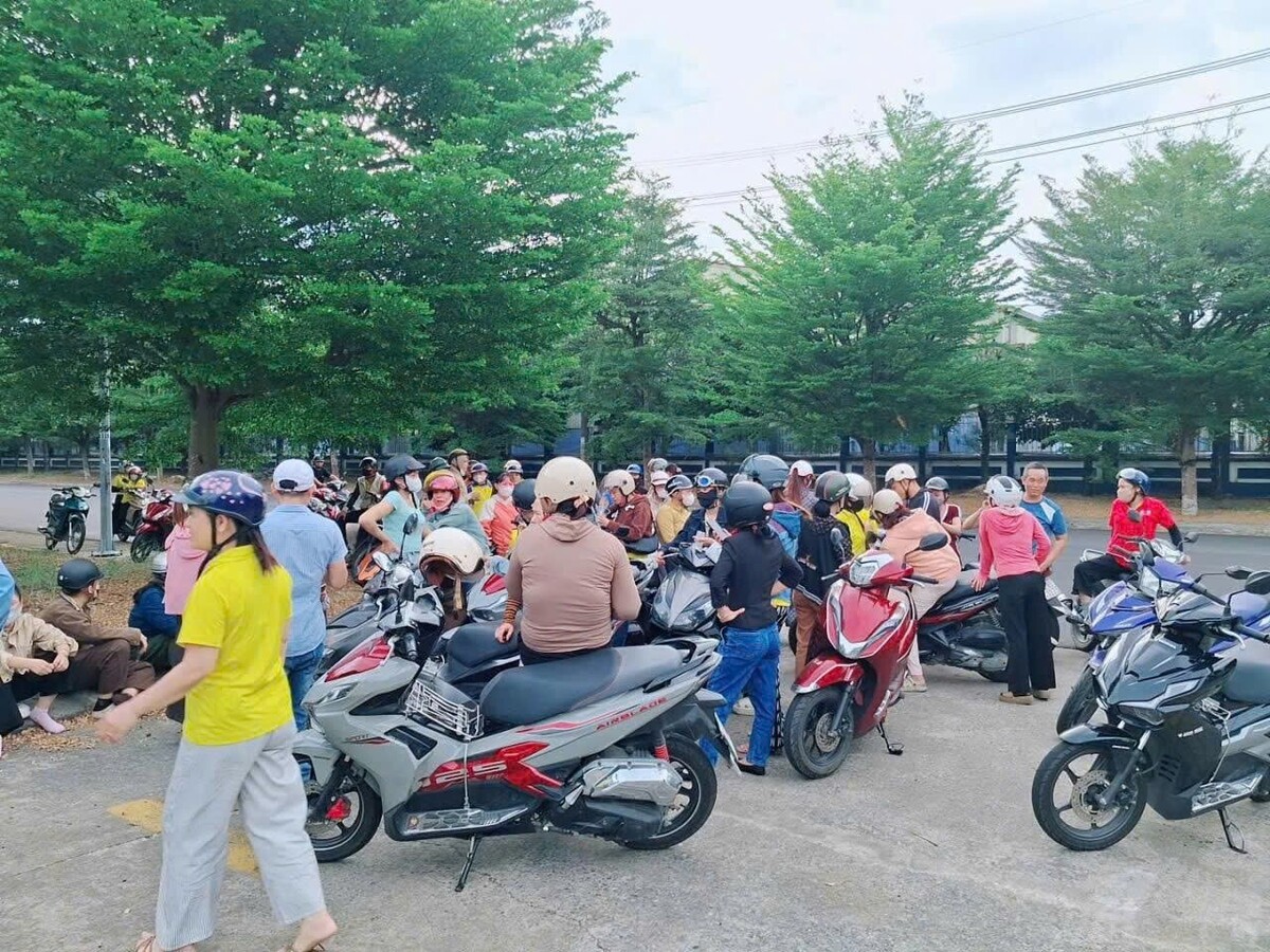 Hơn 1 năm nghỉ việc, hàng trăm công nhân vẫn "mòn mỏi" chờ công ty "trả nợ" BHXH
