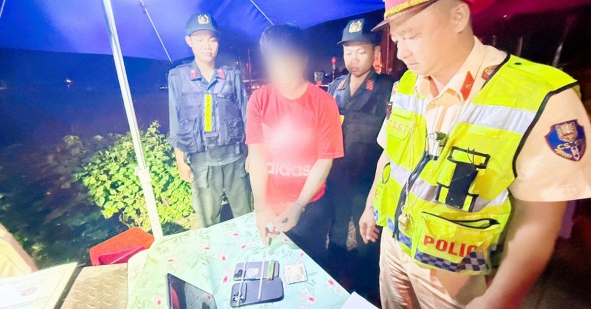 Cảnh sát kiểm tra lúc 2 giờ 30 phút, phát hiện "bí mật" trong ốp điện thoại của một nam thanh niên