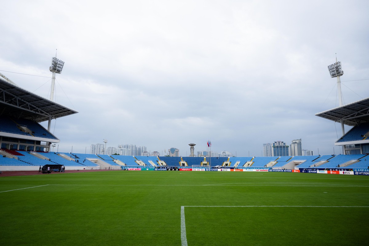 Cận cảnh mặt cỏ sân Mỹ Đình xanh mướt, cực đẹp trước trận ĐT Việt Nam vs Malaysia tranh vé vào chung kết ASEAN Cup