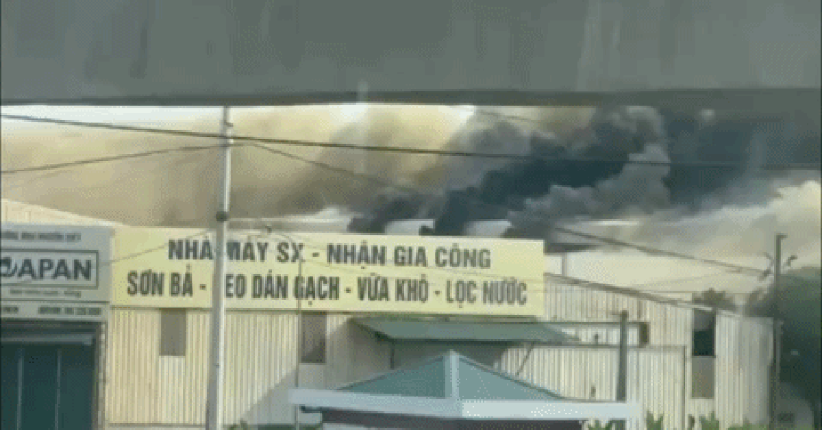 Hỏa hoạn lớn tại công ty nội thất ở Hà Nội gây hoảng loạn cho người dân