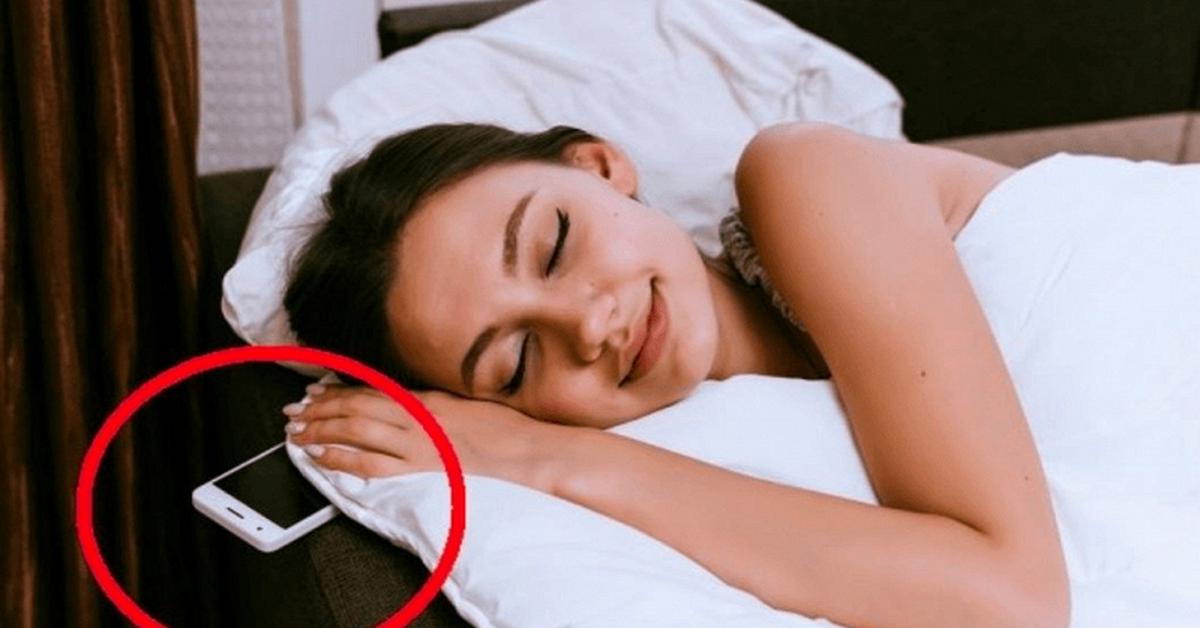 Lời khuyên cho những người đặt điện thoại cạnh giường suốt đêm