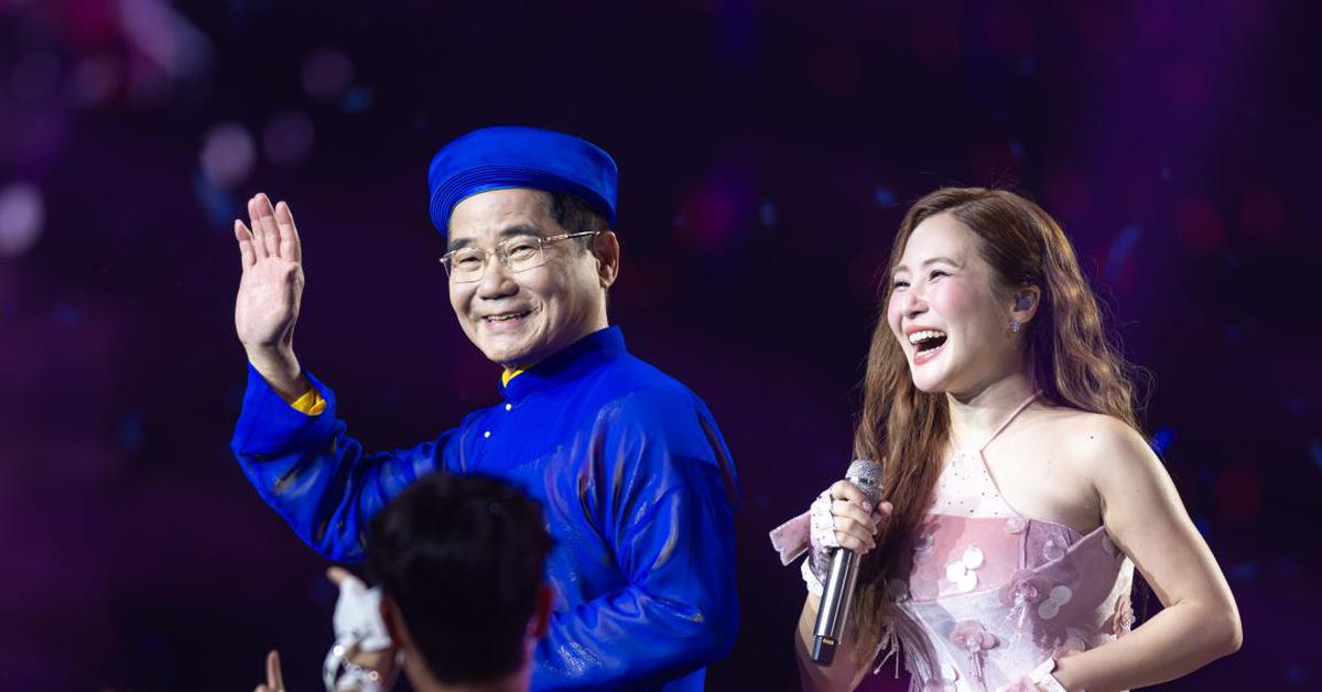 Nữ ca sĩ vừa hát cùng cựu Phó Giám đốc Sở VHTTDL Nghệ An: Đang ở đỉnh cao thì đi Mỹ 5 năm, về nước làm concert