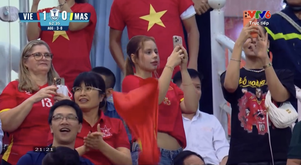 Cô gái lọt camera khi Xuân Son ghi bàn ở Mỹ Đình: Tưởng khán giả vô danh, ai ngờ là bạn gái Nguyễn Tài Lộc