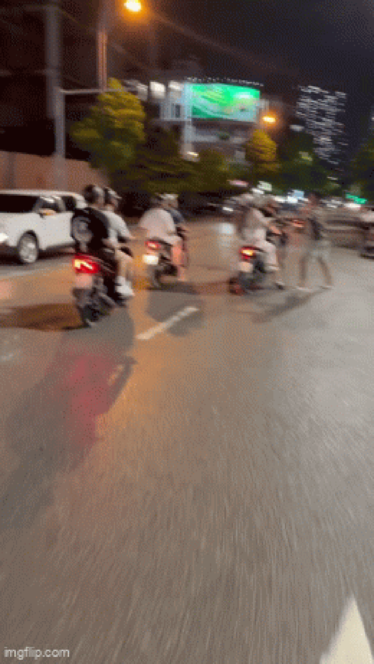 Người đàn ông hành hung thanh niên chạy xe máy trên phố Hà Nội, thách thức "quay thoải mái"