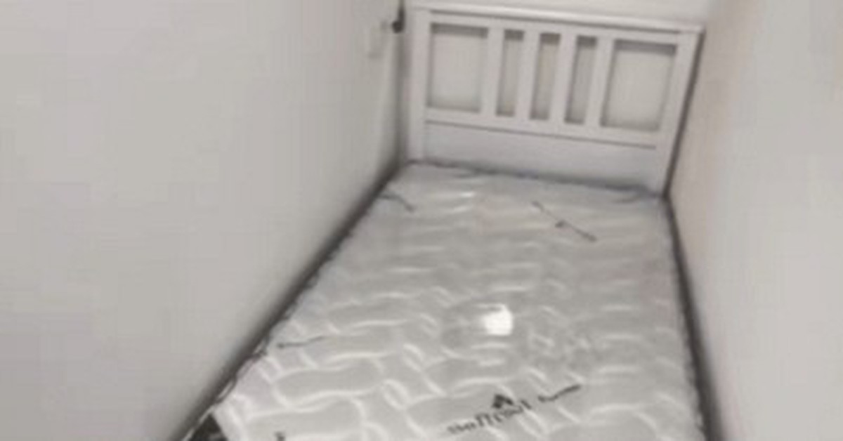 Toát mồ hôi với loạt phòng trọ "siêu rẻ" ở Hà Nội: Gầm cầu thang được "tái chế" thành phòng, điều hòa treo ngay trên đầu!