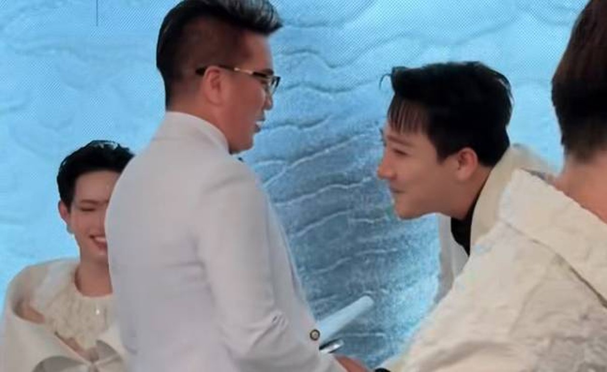 "Ông hoàng nhạc Việt" xuất hiện, Trấn Thành đứng bật dậy, cúi người chào lễ phép