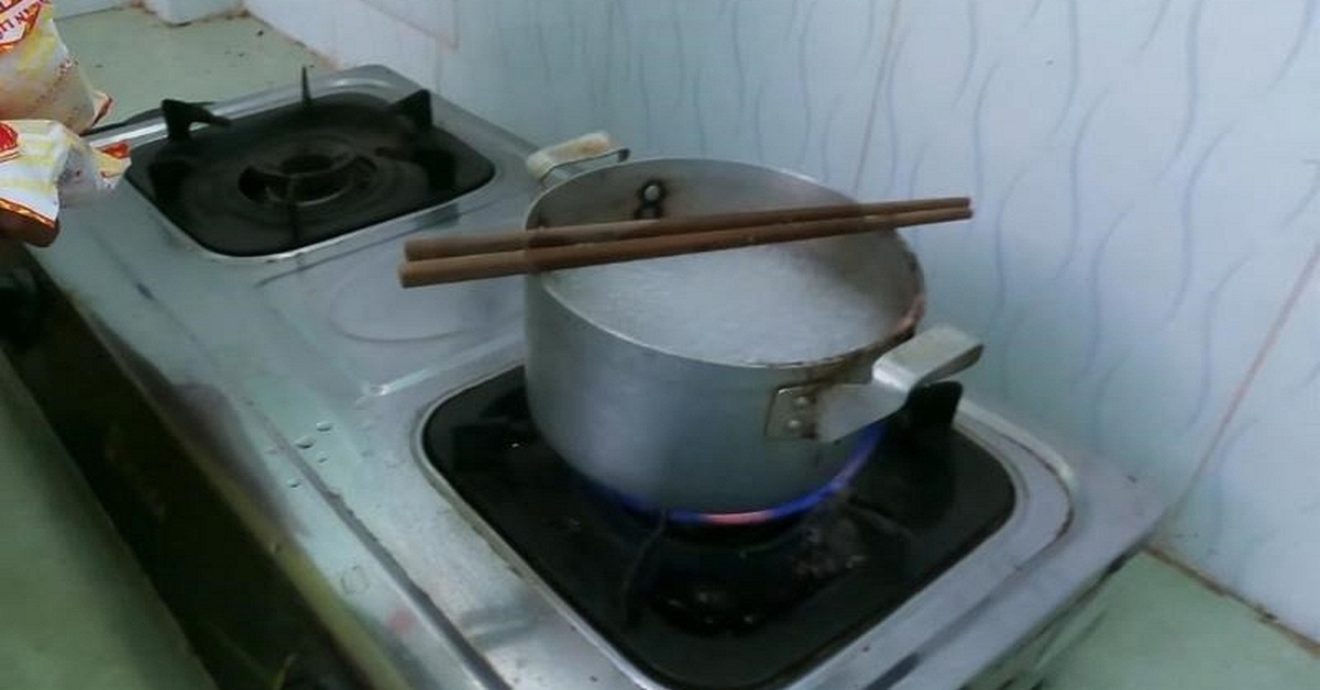 Vì sao nên đặt 1 chiếc đũa gỗ lên miệng nồi khi nước đang sôi?