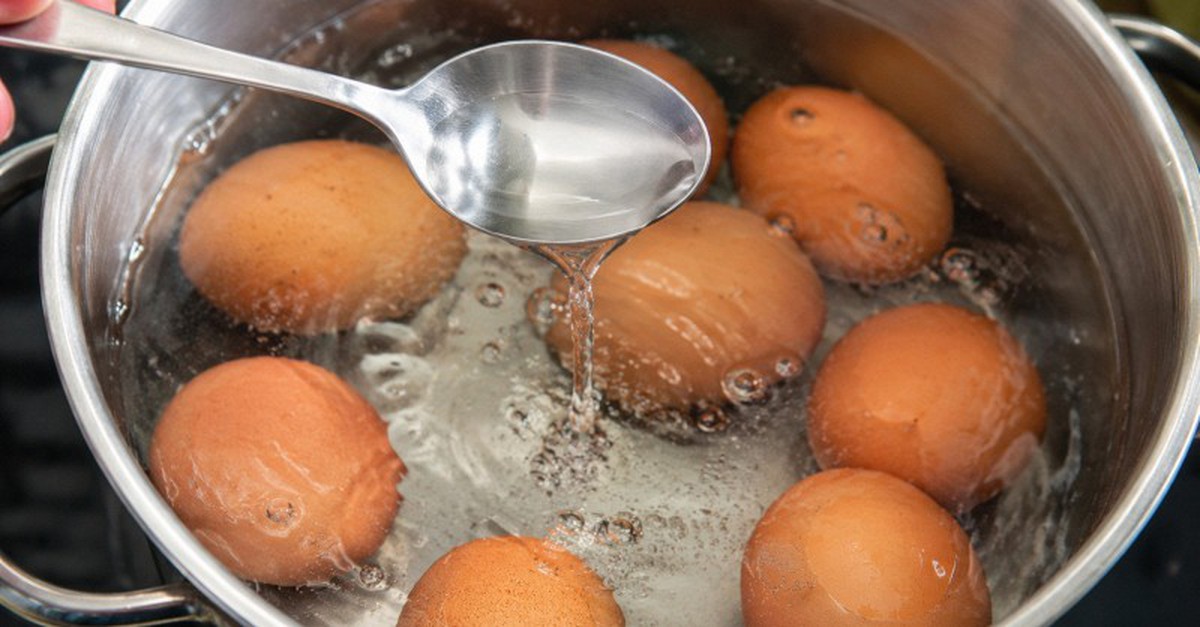 Vì sao nên thêm một chút giấm vào nồi khi luộc trứng? Nhiều người ước biết sớm hơn