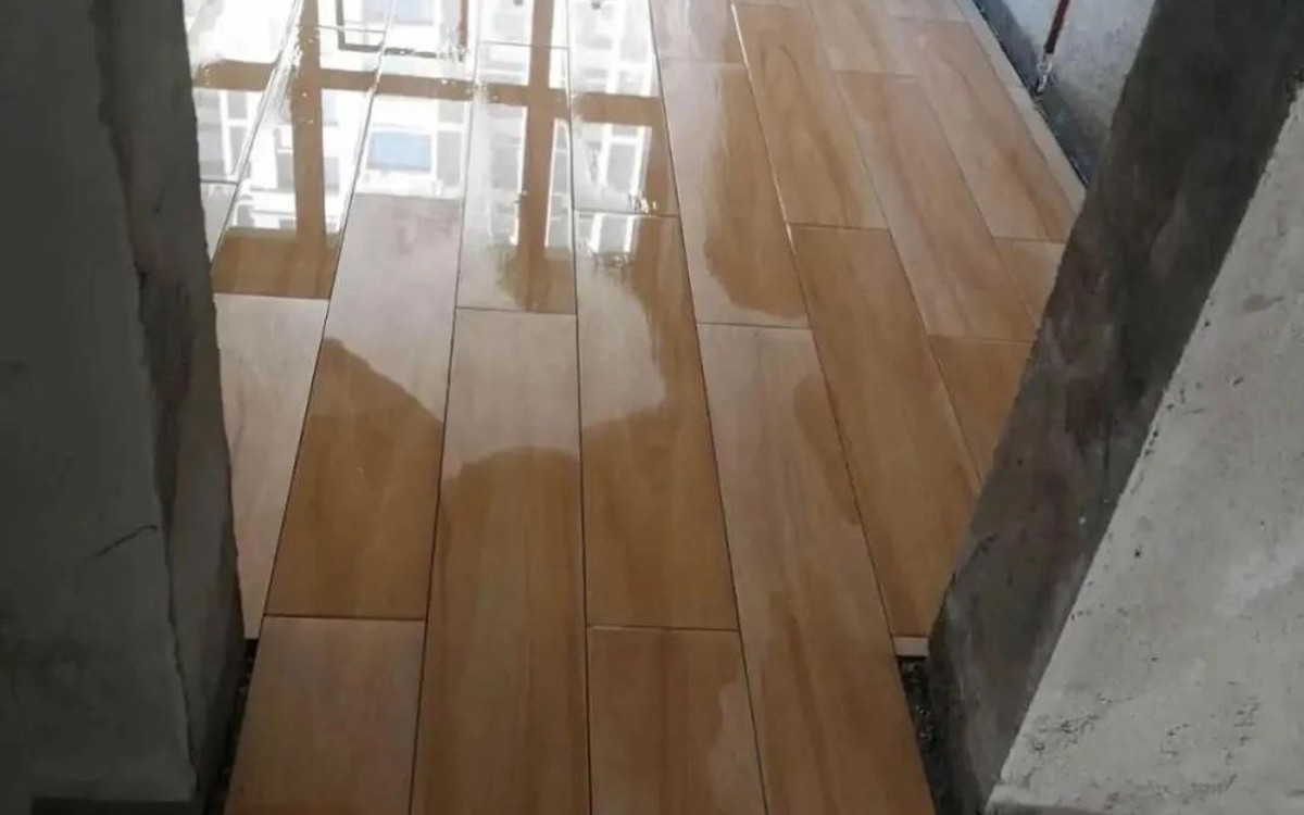 Sau hơn một năm sống cùng gạch giả gỗ, tôi mới hiểu vì sao nhiều người lát xong lại muốn thay: Đẹp trên ảnh nhưng có 8 điểm phải cân nhắc