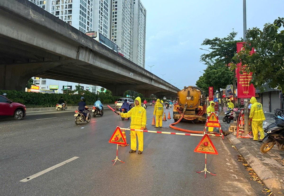 Mưa to tầm tã suốt đêm, Hà Nội không ghi nhận điểm ngập