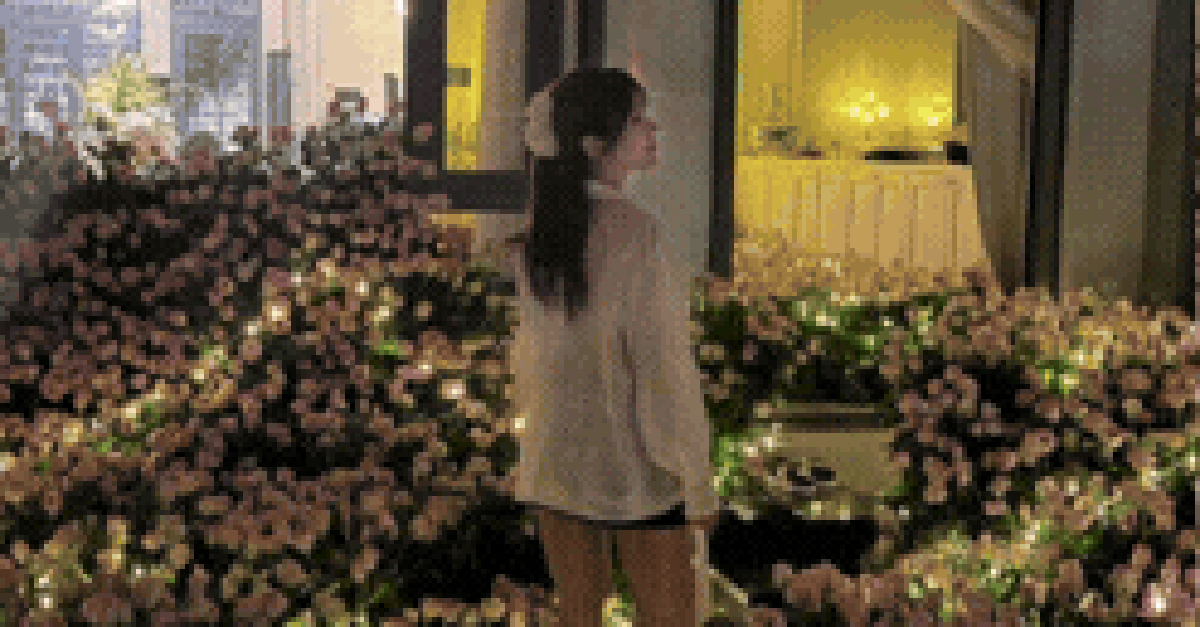 Mẹ đơn thân Vbiz được chàng trai trẻ kém 11 tuổi tặng 6836 hoa hồng công khai yêu, dàn sao Việt ồ ạt chúc mừng