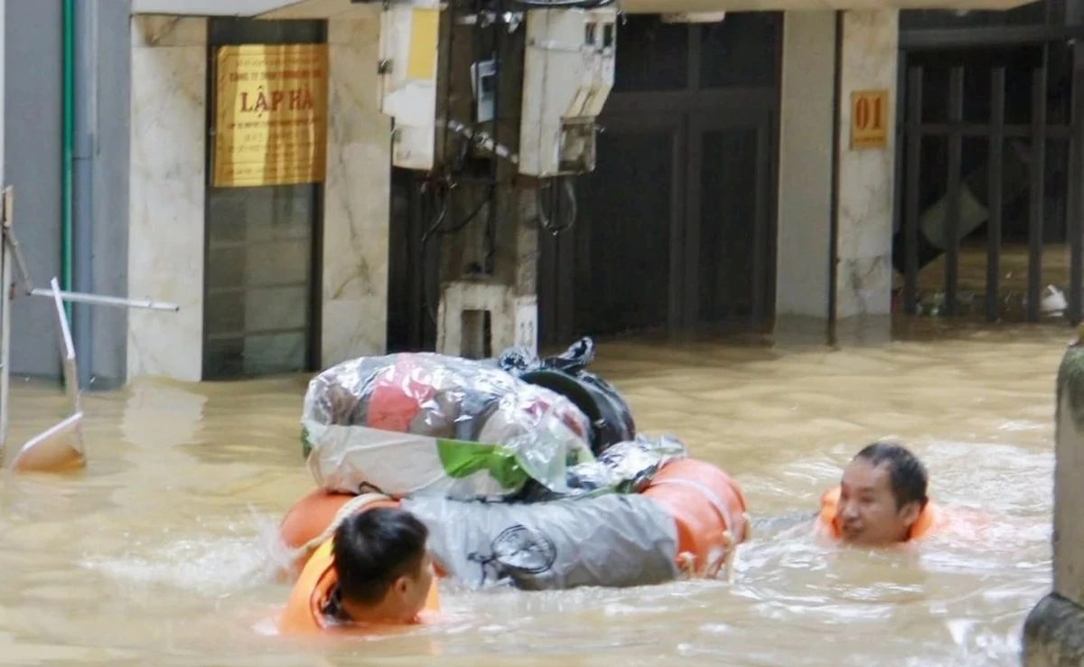 Nhà ngập đến mái, người dân Lạng Sơn bơi trên lũ để di tản