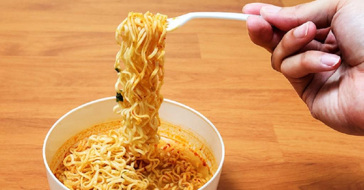 Người đàn ông suýt tử vong sau khi ăn mì tôm, câu hỏi của bác sĩ khiến mẹ bật khóc