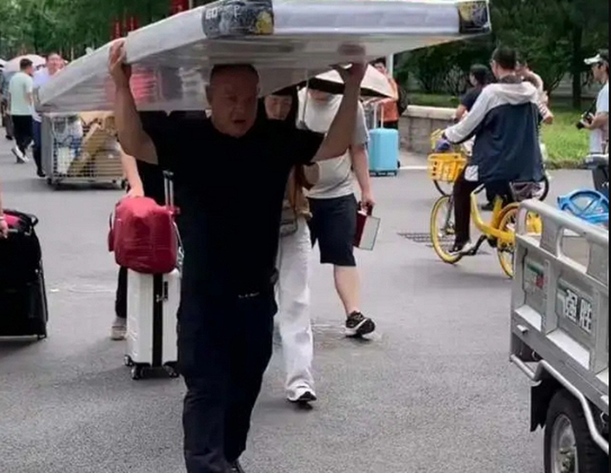 Vì sao nhiều người ước ao được như ông bố trong bức ảnh này?