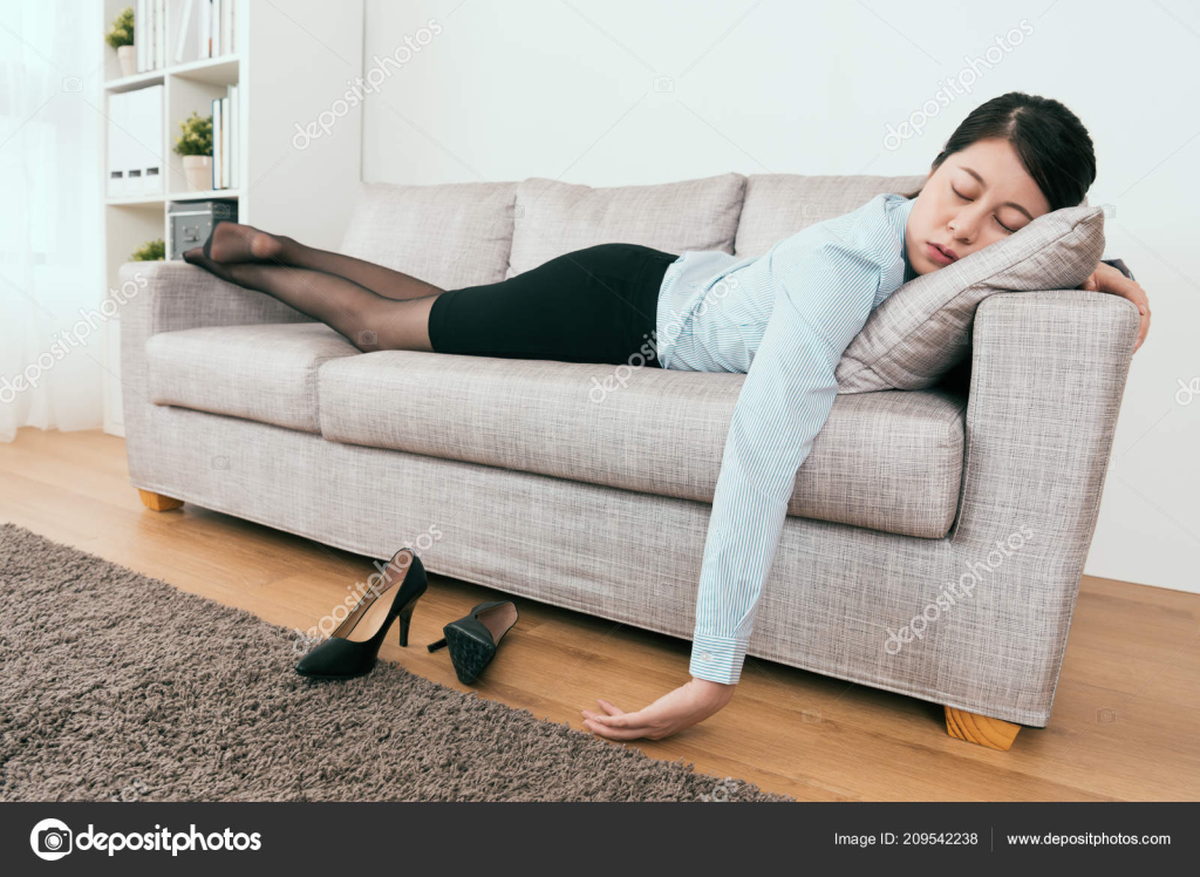 Tại sao nằm sofa thì ngủ quên lúc nào không hay, còn lên giường lại trằn trọc mãi: Sofa không "đòi hỏi" gì cả