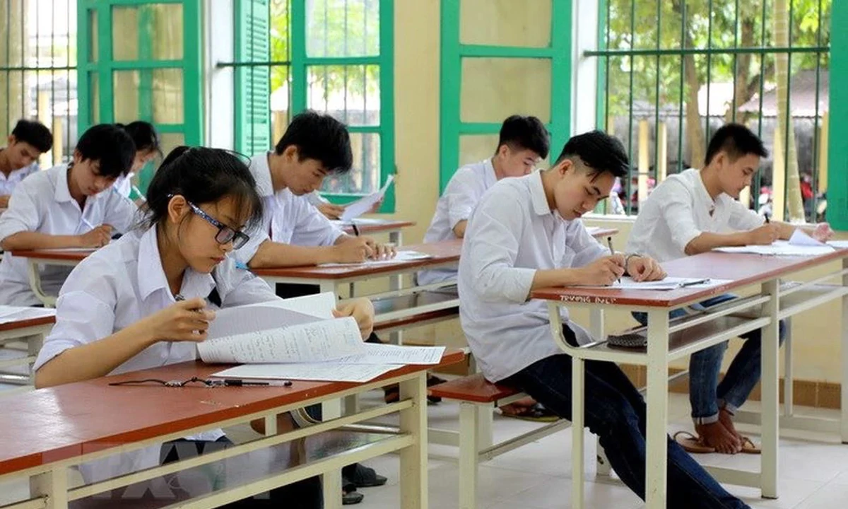 Học sinh cao 1,75 mét bàn ghế vẫn sử dụng loại từ 20 năm trước: Bộ GD&ĐT yêu cầu rà soát điều chỉnh
