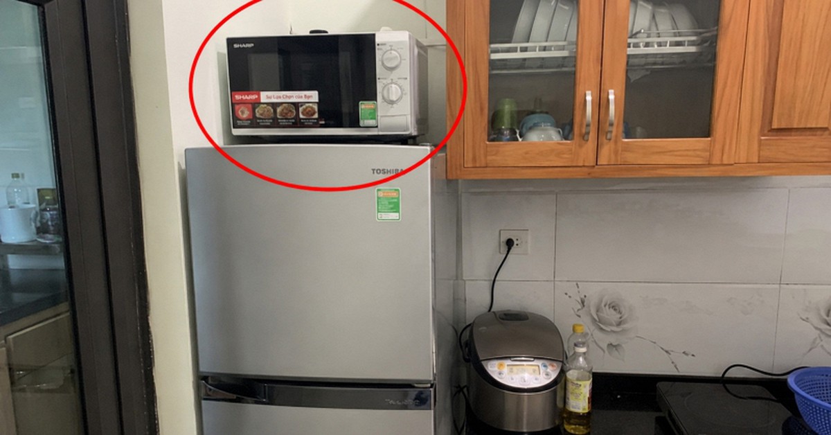 Lời khuyên cho những gia đình đang đặt lò vi sóng trên nóc tủ lạnh