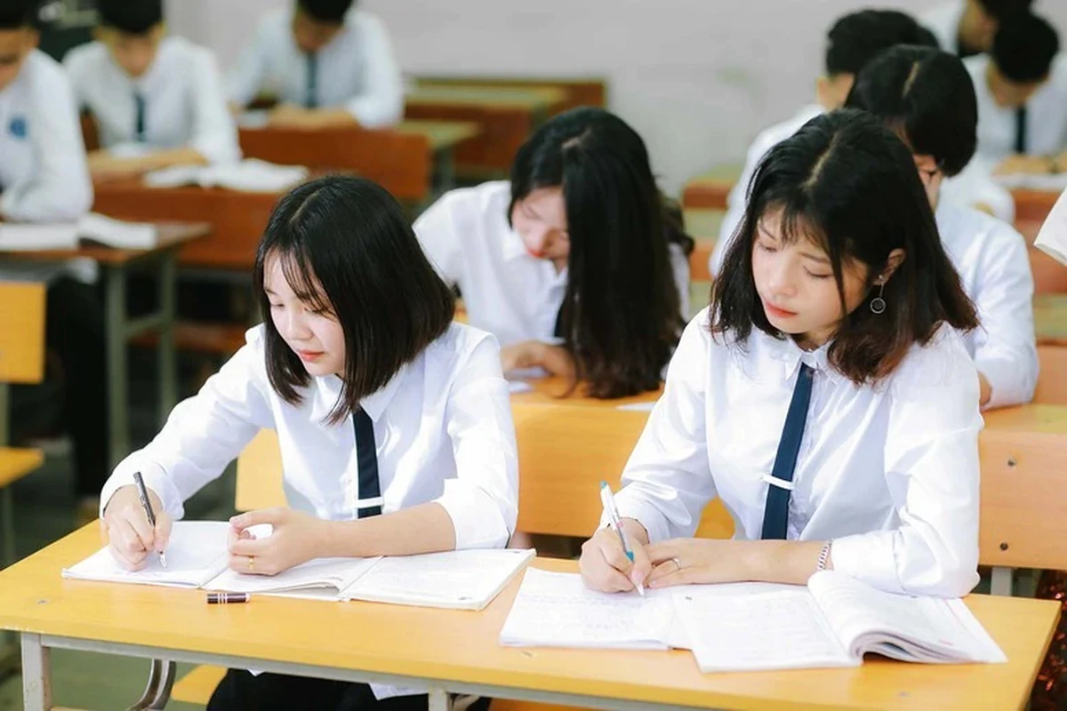 Học sinh cao 1,8 m, vẫn ngồi chiếc bàn "nhỏ xíu" ở trường