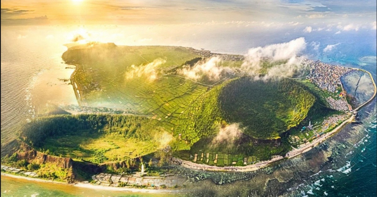 Hòn đảo có hồ nước ngọt nằm ngay trên miệng núi lửa, cách đất liền chỉ 30km rất đáng để ghé một lần dịp 2/9