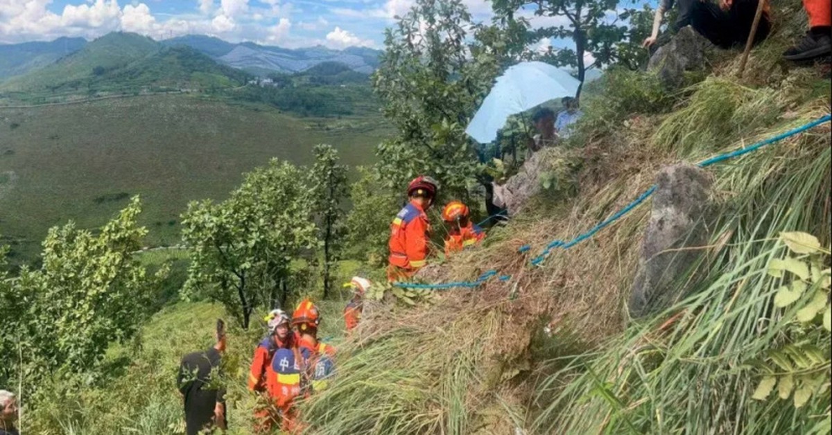 Cụ ông 93 tuổi lên núi hái thuốc rồi mất tích, 3h sáng đội cứu hộ bất ngờ phát hiện tín hiệu lạ