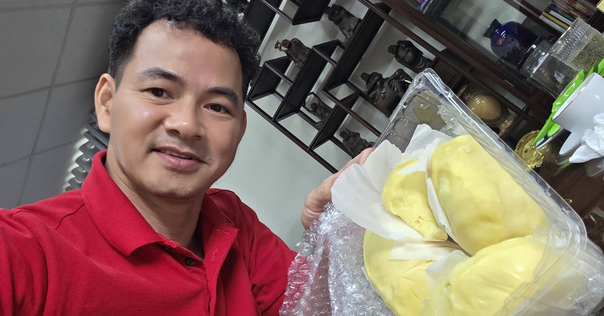 Cục trưởng Xuân Bắc bất ngờ nhận được quà