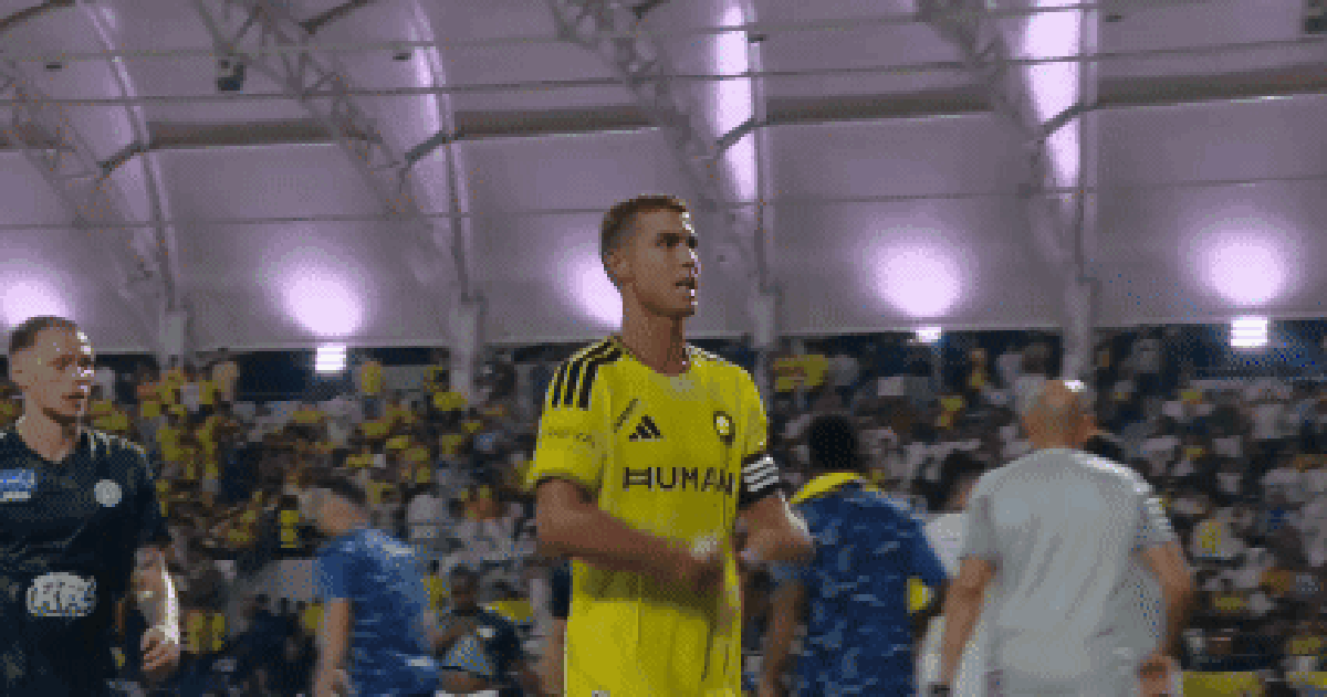 Ronaldo nổi giận với đồng đội, bực tức khi bị HLV thay ra