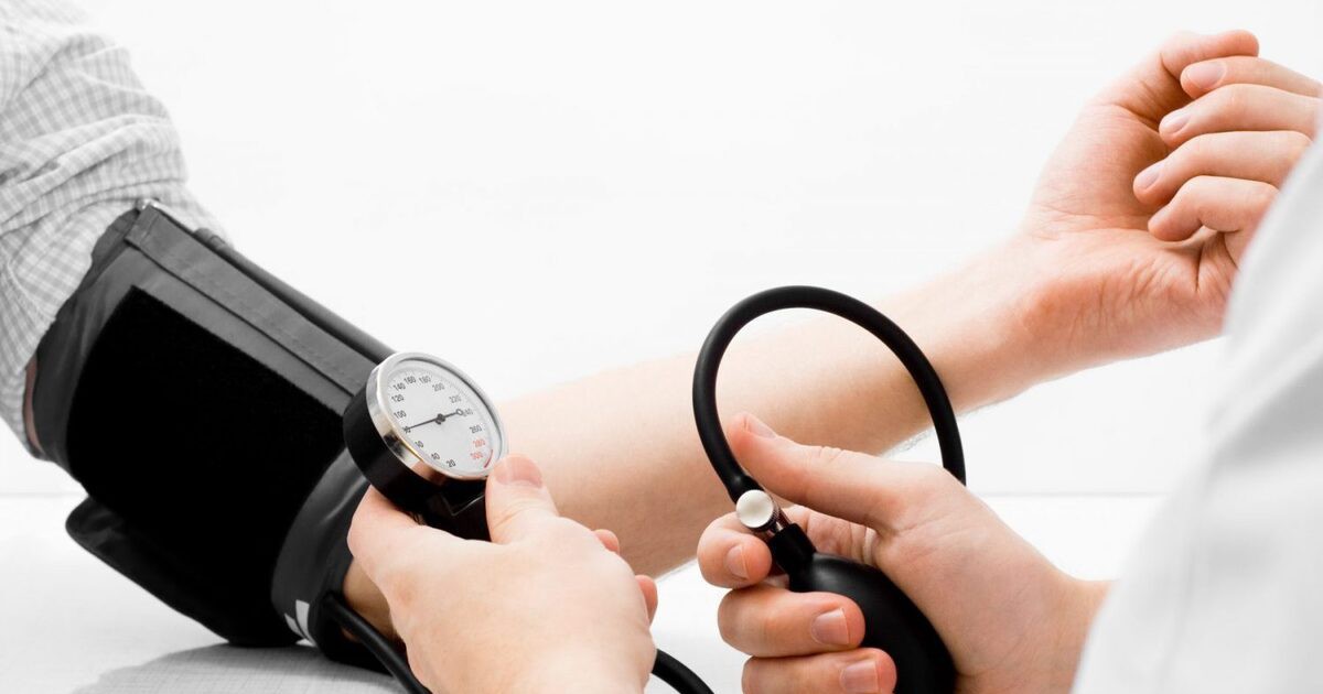 20 tuổi, huyết áp 180/100 mmHg, bất ngờ phát hiện u tuyến thượng thận