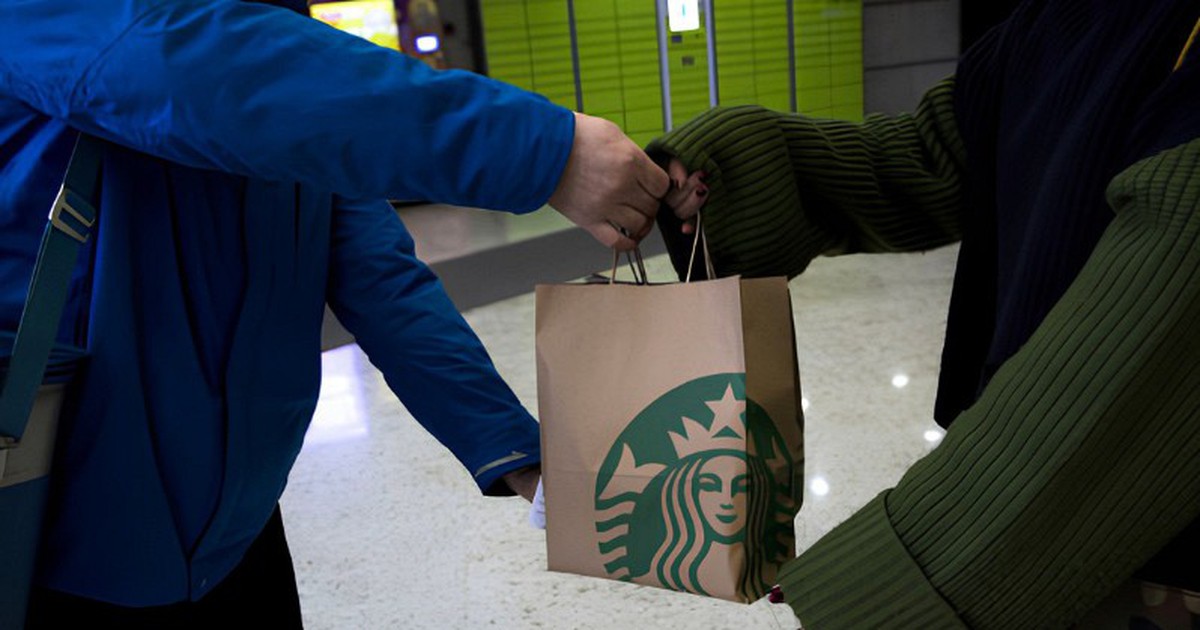 Giao Starbucks cho khách, shipper bất ngờ nhận được khoản tiền gần 26 tỷ đồng