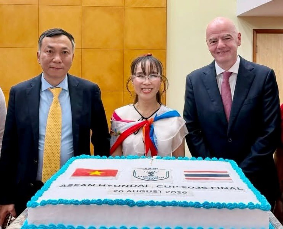 Khung hình quyền lực: Chủ tịch FIFA, tỷ phú Nguyễn Thị Phương Thảo và Chủ tịch Liên Đoàn bóng đá Việt Nam cùng làm một việc