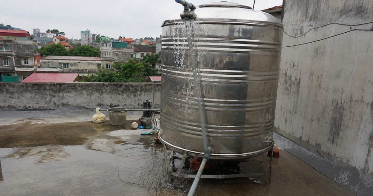 Bồn nước trên mái bị tràn liên tục nên làm gì đầu tiên?