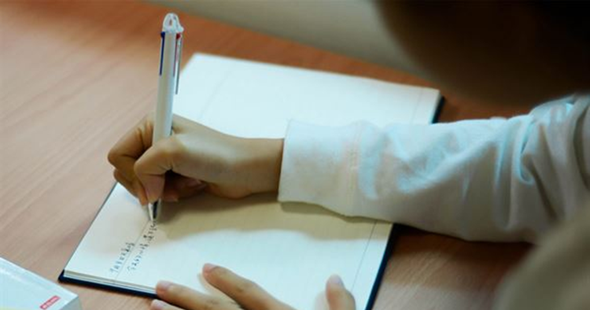 Lo lắng bị công ty sa thải, cô gái mới ngoài 20 tuổi ám ảnh đến mức thức xuyên đêm, tự học tới 5 giờ sáng