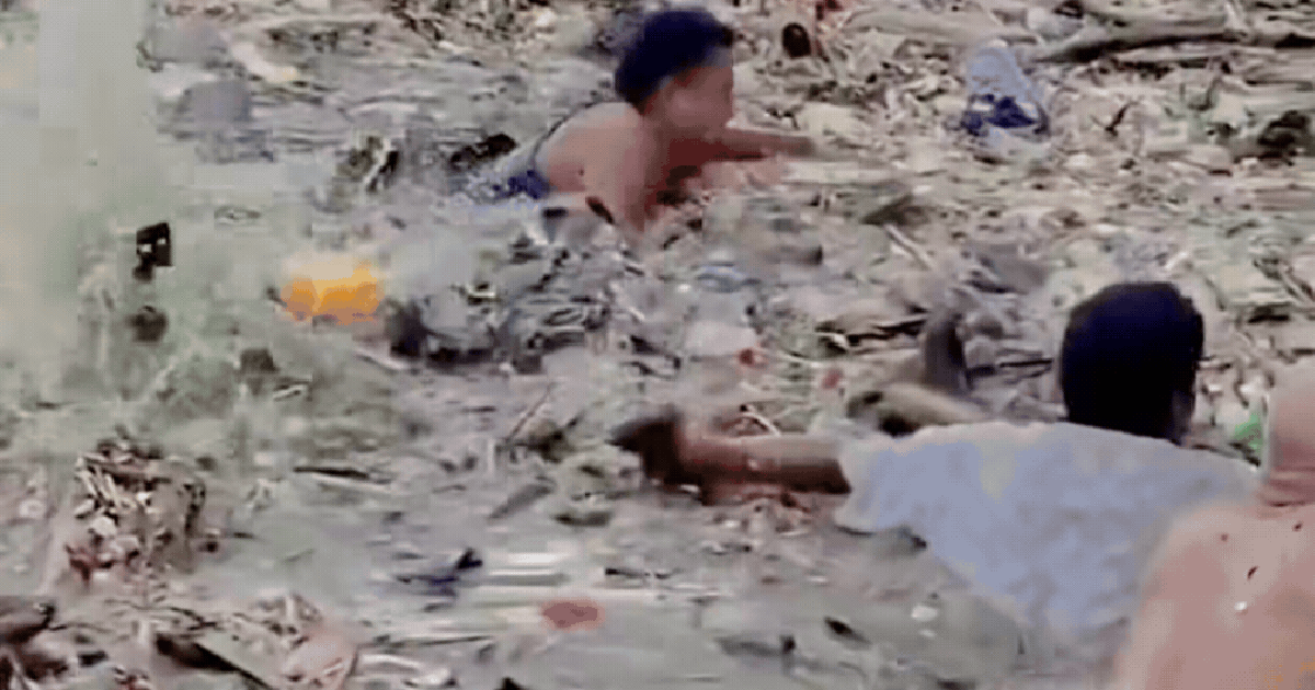 VIDEO: Nạn nhân trận lũ quét ở Nepal bơi trong đống hoang tàn