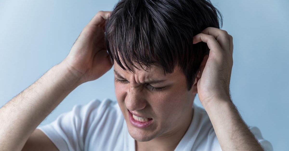 Cảm thấy buồn ngủ sau bữa ăn, vài phút sau người đàn ông ngã quỵ, bác sĩ cảnh báo: Khỏe đến mấy cũng đừng bỏ qua cơn đau đầu kiểu này