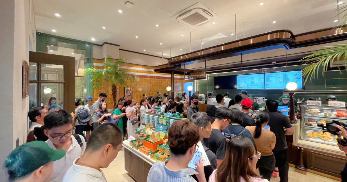 Tọa lạc vị trí đắc địa bậc nhất Hà Nội, Phúc Long Hoàn Kiếm đông kín khách ngày đầu khai trương