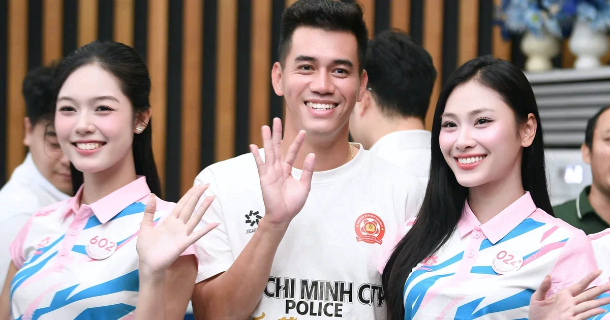 Thí sinh Hoa hậu Việt Nam gặp Tiến Linh và dàn cầu thủ