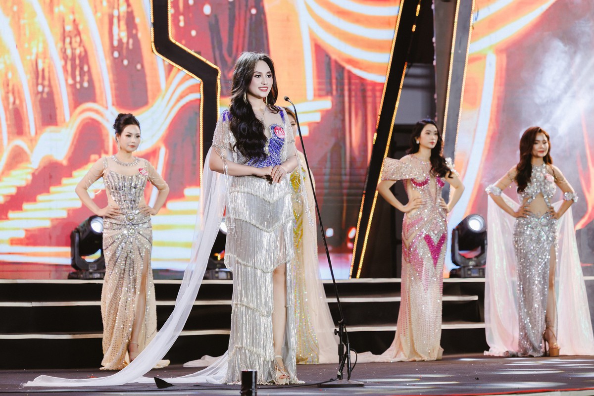 Nữ giám đốc Phú Thọ đăng quang cuộc thi sắc đẹp doanh nhân, được danh ca Ngọc Sơn trao vương miện